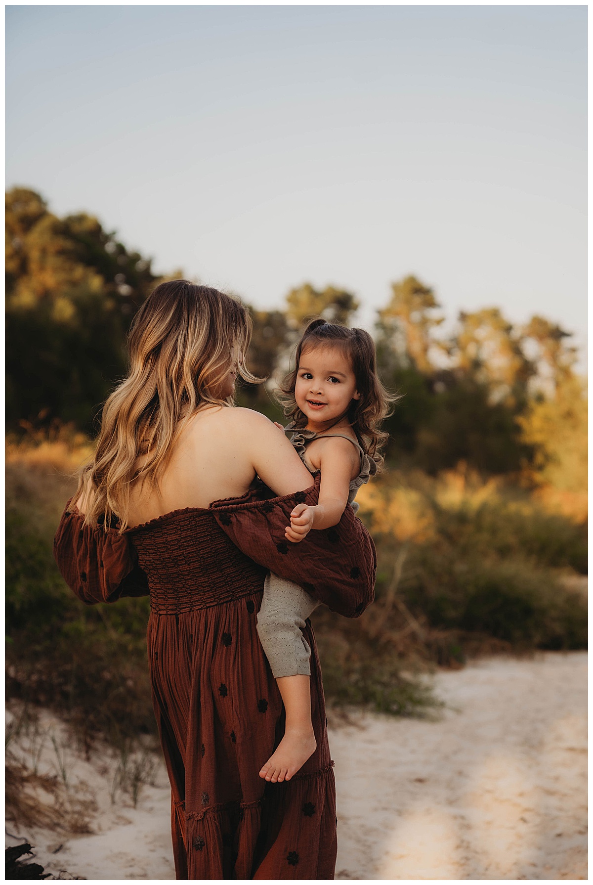 Mom holds baby on her hip for Maria Grace Photos