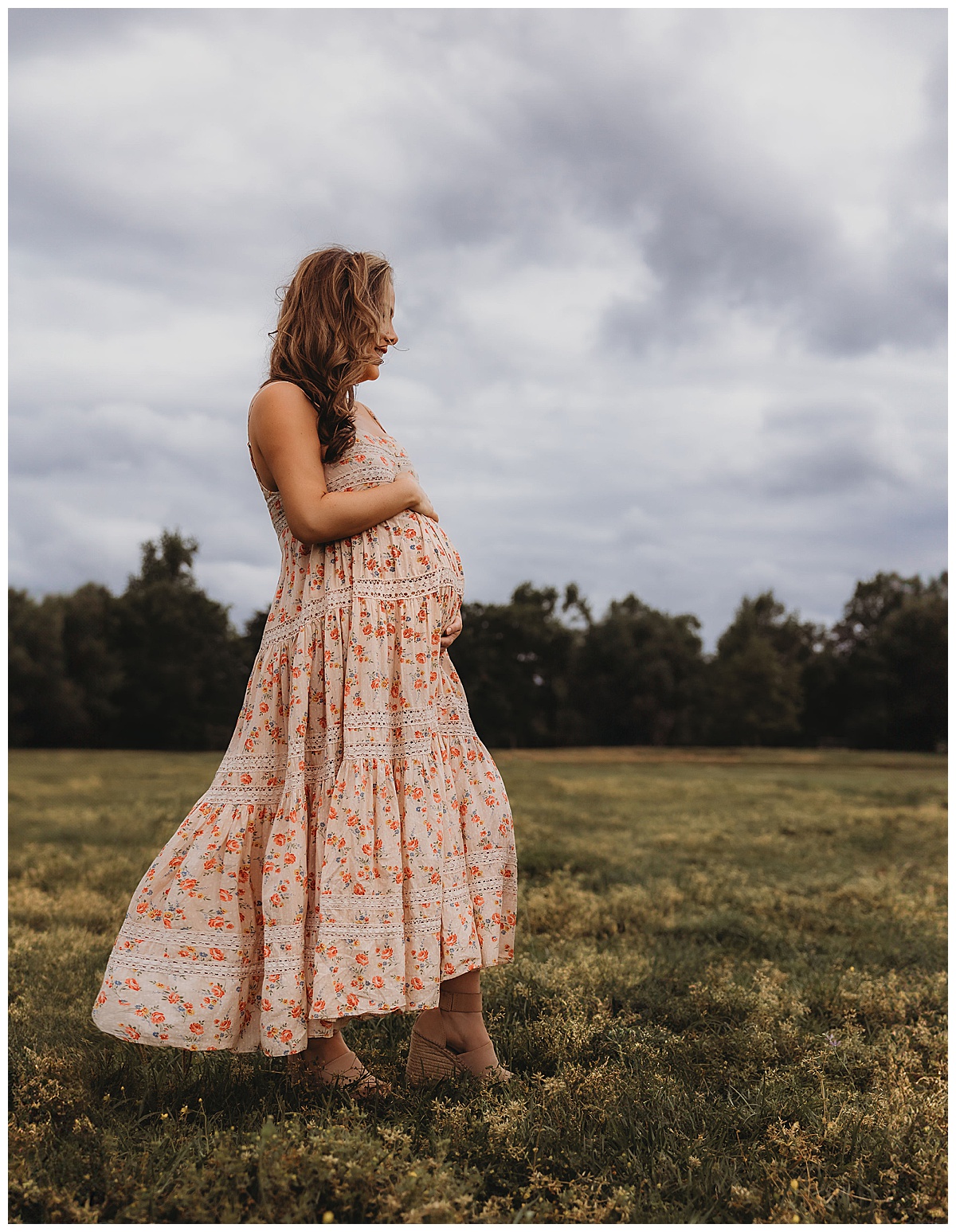 Mother holds pregnant belly for Maria Grace Photos